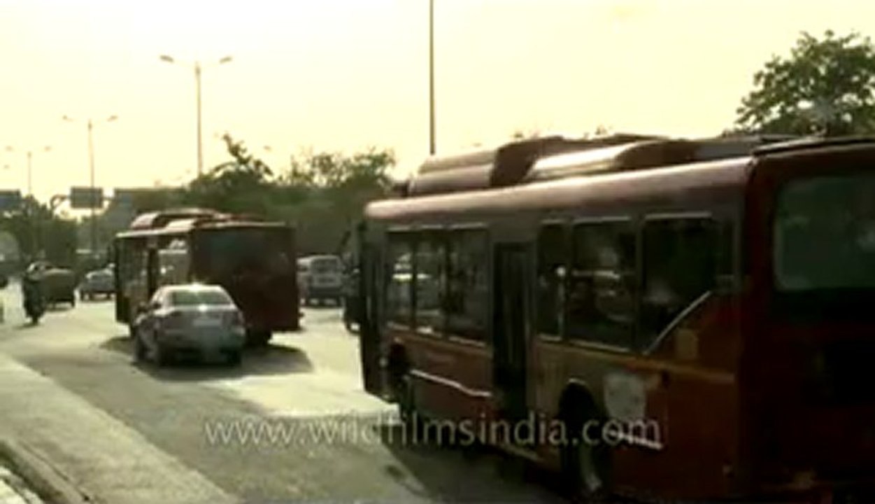 PeopleSafdarjung bus stop13.flv video Dailymotion