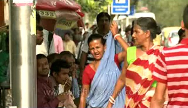 People-Safdarjung bus stop-2.flv