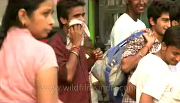 People-Safdarjung bus stop-4.flv