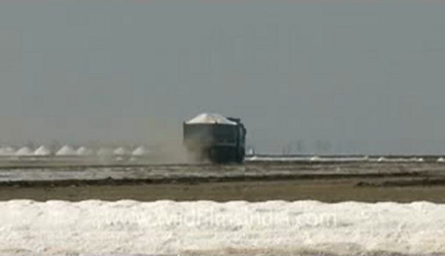 Rann-of-kutch-hdv-tape-7-trucks carrying salt-1.flv