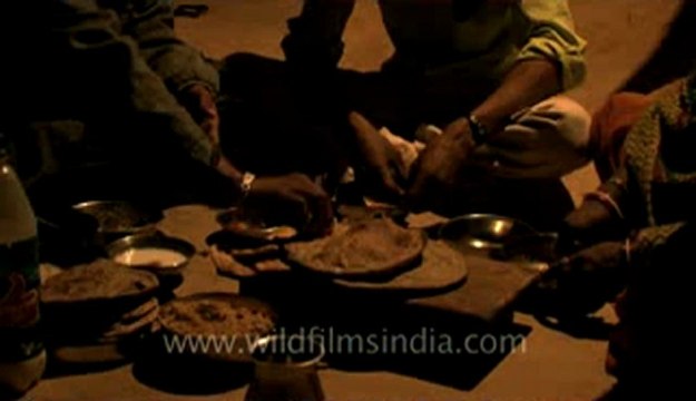 Rann-of-kutch-hdv-tape-8-villagers eating food-1.flv