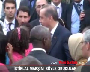 Erdoğan Gabon'lu öğrencilerle İstiklal Marşı'nı okudu