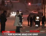 Kar küreme aracı eve girdi