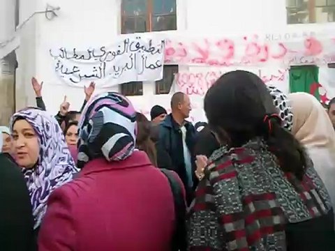 Rassembleemnt des postiers devant la Grande Poste