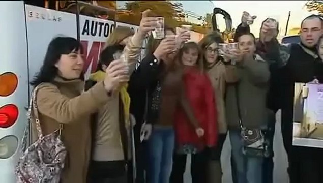 Mães posam para calendário erótico e banca três meses de ônibus escolar para filhos