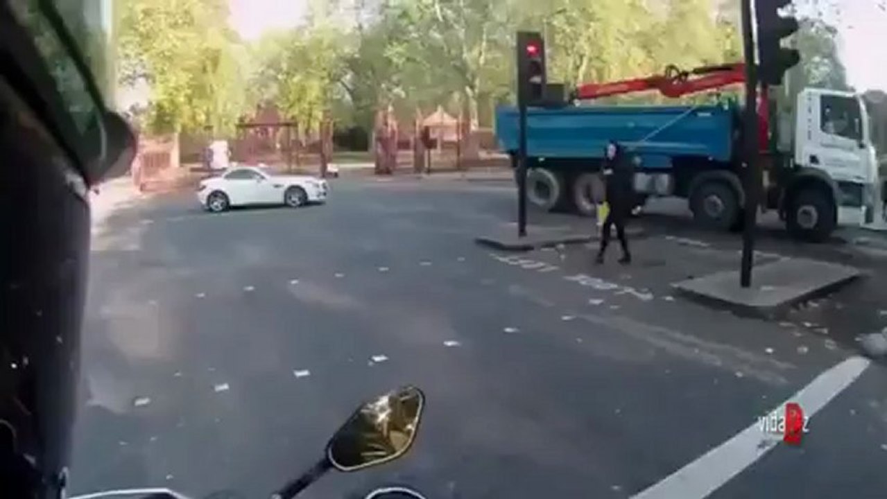 Bruit de moto pour faire peur aux piétons