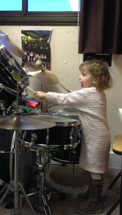 lalou fait de la batterie