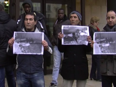 Des sans-papiers en colère siègent devant l'AFP