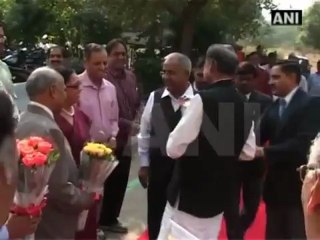 Gehlot encourages students to participate in politics.mp4