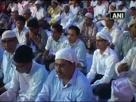 Gehlot hosts Roza Ifttar.mp4