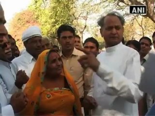 Golma Devi greets Gehlot for good budget.mp4