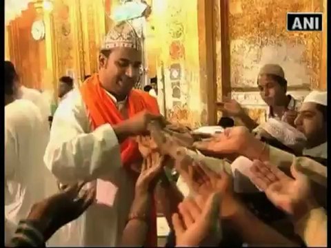 Hindu, Muslims come together to seek blessings at Ajmer Sharif.mp4