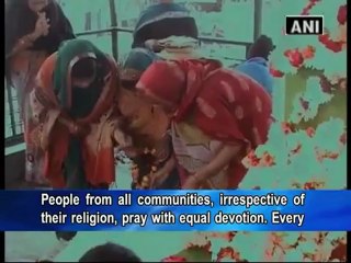 Hindus, Muslims flock Sufi Saint's mausoleum.mp4