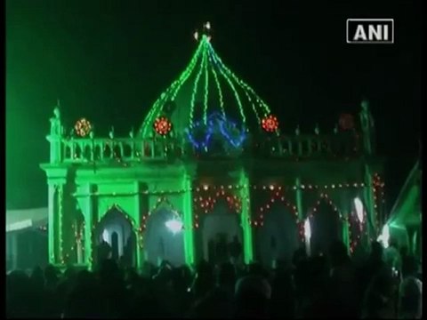 Hindus, Muslims pay obeisance at UP mausoleum.mp4