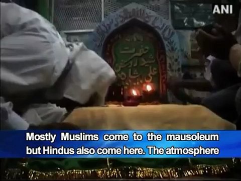 Hindus, Muslims pay obeisance at the Baba Hazrat Roshan Sayyed Sahab tomb.mp4