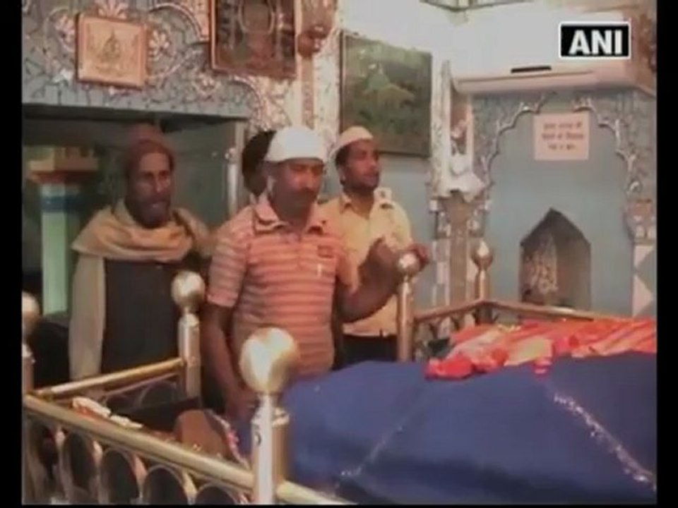 Hindus, Muslims throng Sufi Sanit's mausoleum.mp4