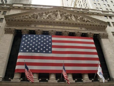 Wall Street Dips On Earnings Concern