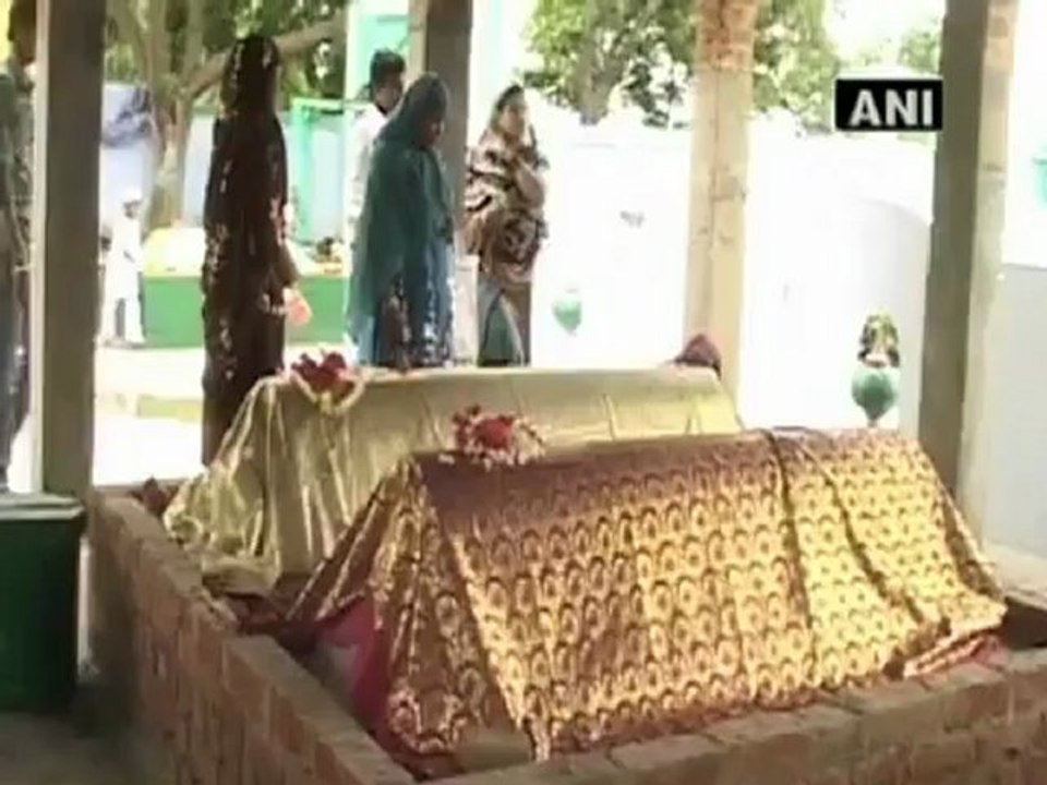 Kunwar Baba's mausoleum attracts people cutting faiths.mp4