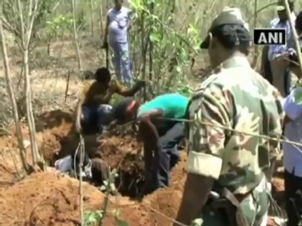 Maoists kill two villagers in Jharkhand.mp4