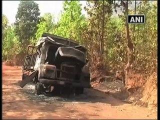 Maoists set ablaze a truck in Jharkhand.mp4