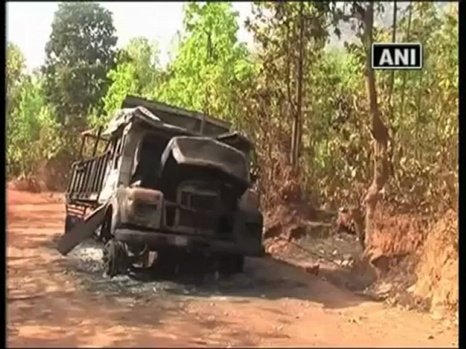 Maoists set ablaze a truck in Jharkhand.mp4