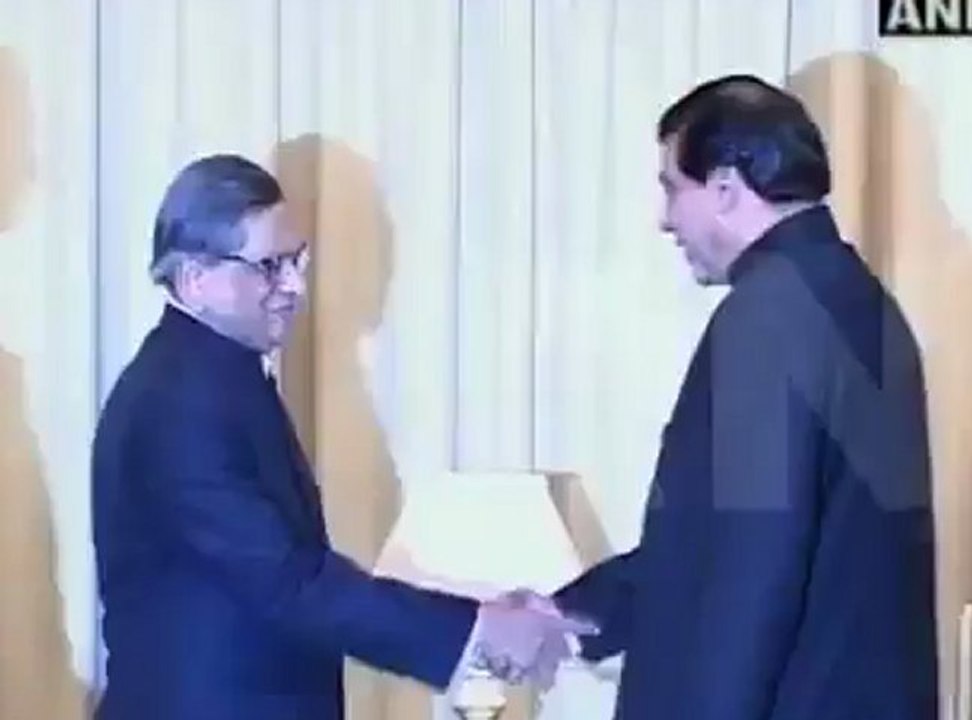 SM Krishna meets Pakistan PM.mp4