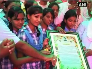 Stunt performers impress Ashok Gehlot.mp4