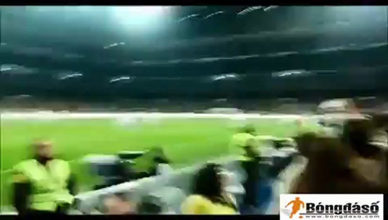 Fan nữ sướng phát điên khi Ronaldo ghi bàn từ chấm đá phạt
