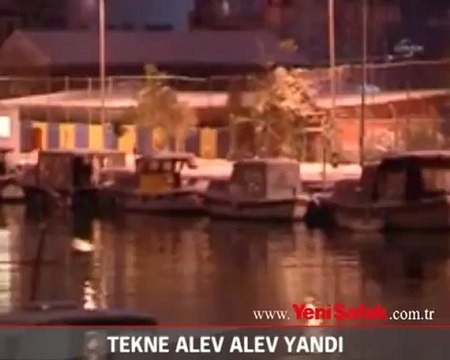 Limanda demirli tekne alev alev yandı