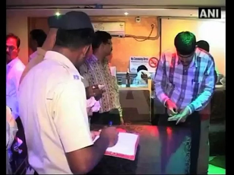 Bar raid in Mumbai, Over 11 girls detained.mp4