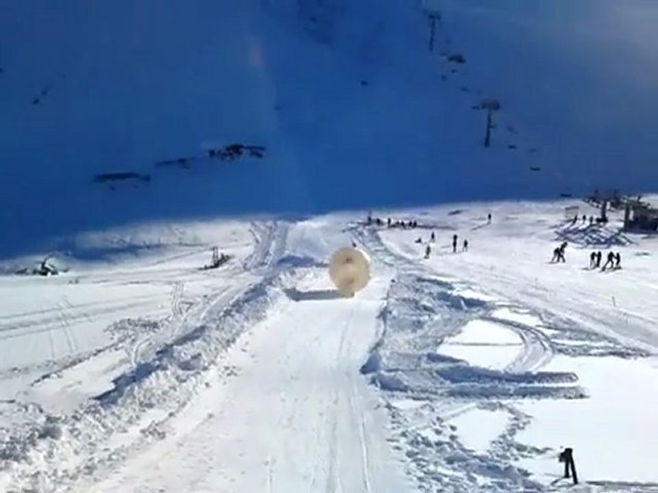 Le rolling bulle, une discipline qui peut s'avérer dangereuse, surtout sur la neige !