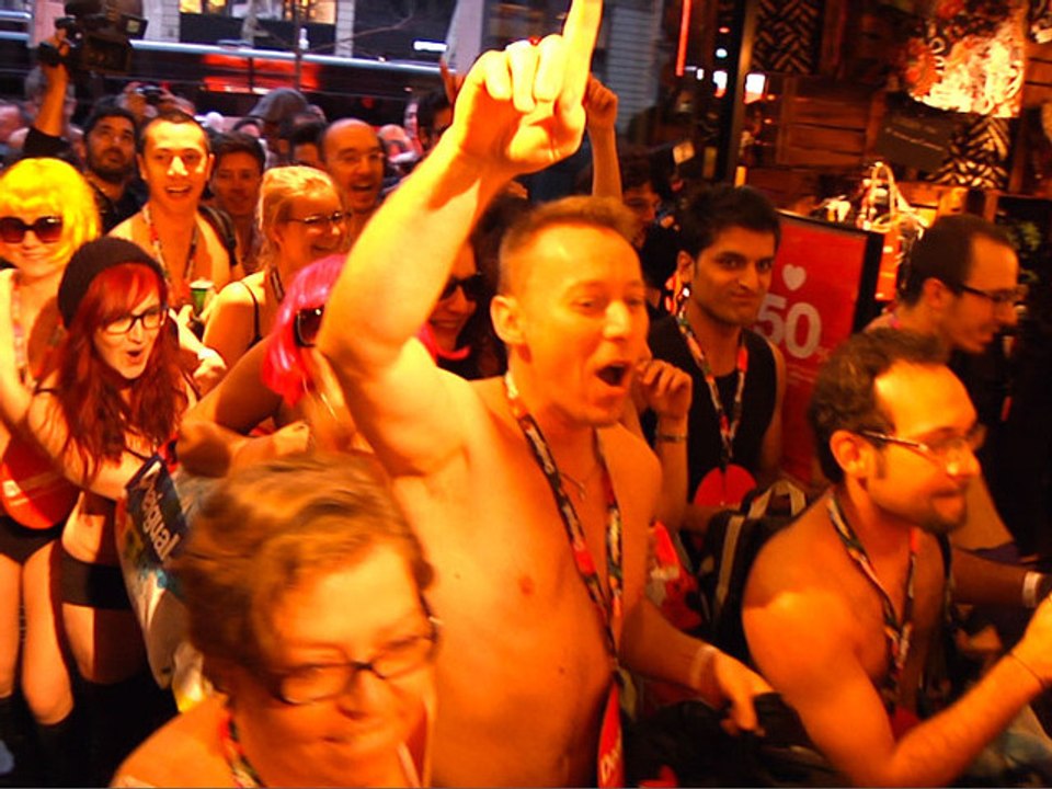 Soldes : des clients à demi-nus rhabillés pour l'hiver