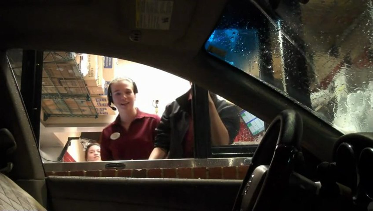 L'homme insible qui fait une commande au drive