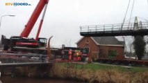 Oude brug bij Briltil van plek gehesen voor restauratie - RTV Noord