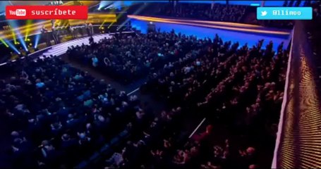 Messi cospe em Cristiano Ronaldo durante premiação