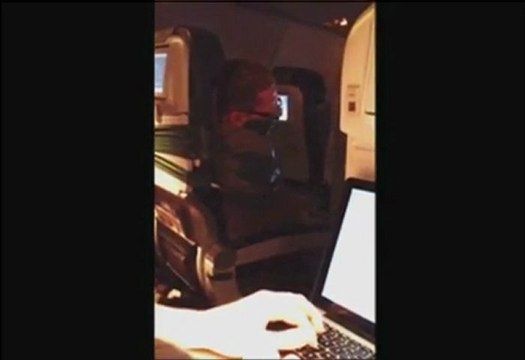 Passager ivre est attaché à son siège d'avion