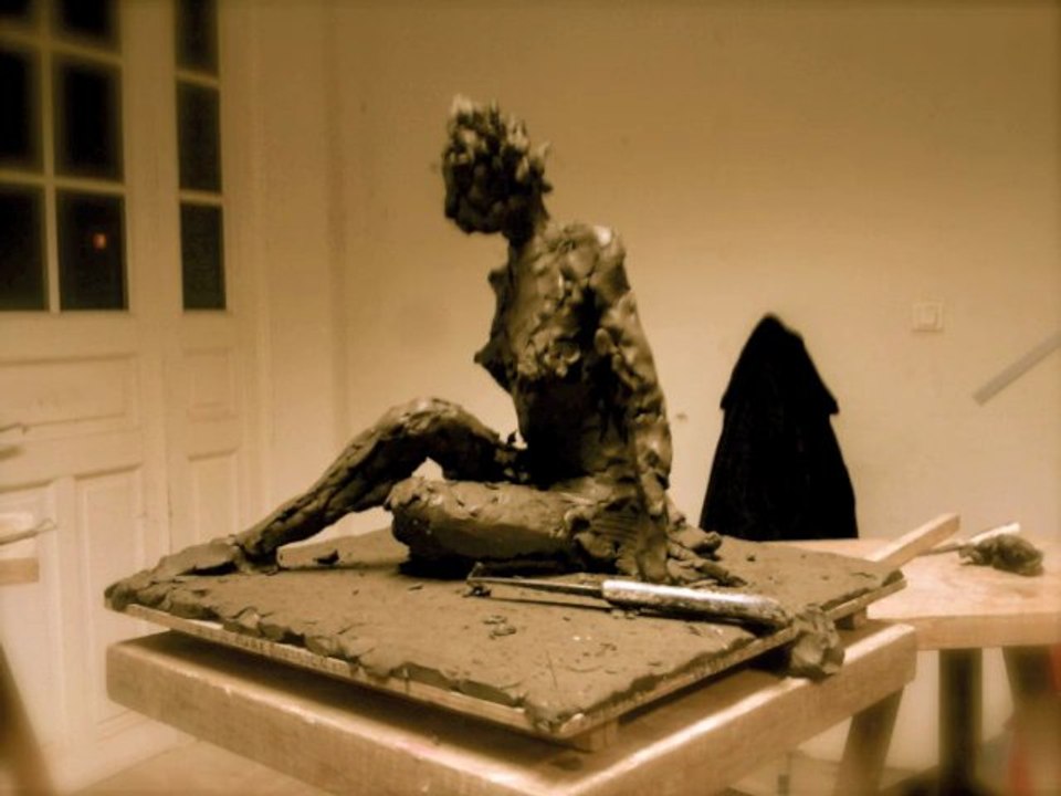 Modelage en terre femme au sol en argile