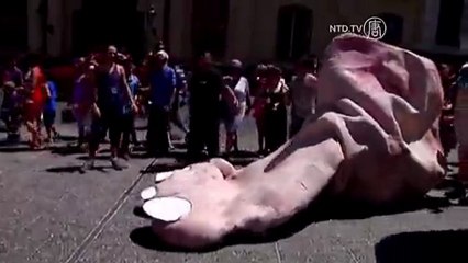 Massive Body Parts Stroll Through Streets of Santiago, Chile