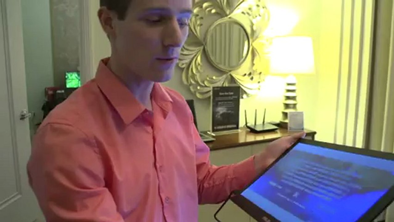 ASUS MB168 Featherlight USB3 Notebook Screen Expansion - Linus Tech Tips CES 2013