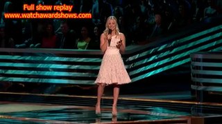 Kaley Cuoco reads Twitter suggestions at Peoples Choice Awards 2013
