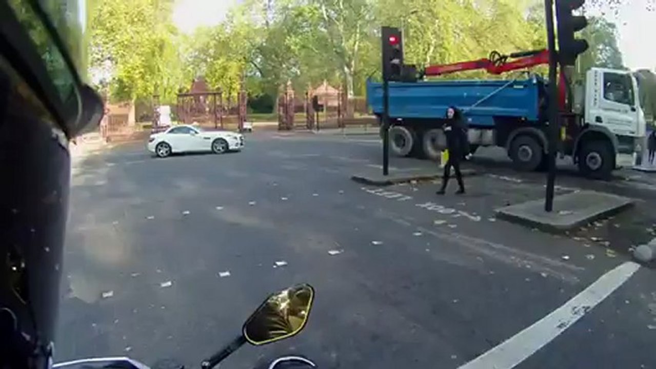 Un motard fait peur aux piétons