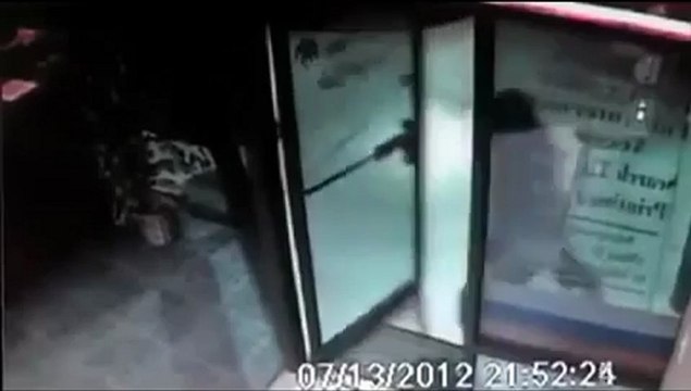 Un patron de cybercafé tire sur des cambrioleurs