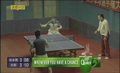 Une pause pendant un match de ping-pong