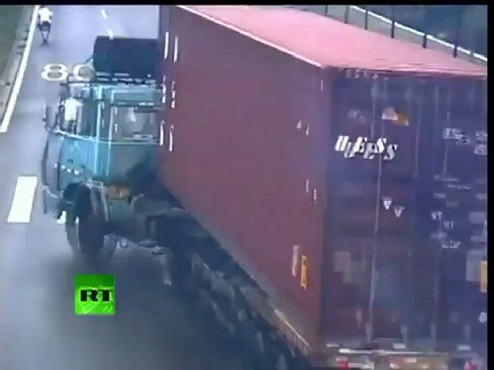 Une Chinoise sur son scooter évite de peu un camion