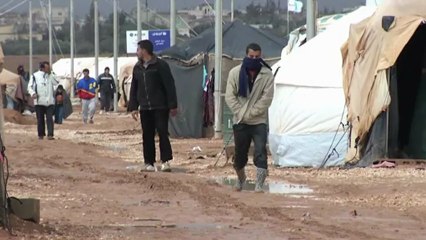 آلاف اللاجئين السوريين في الاردن يصارعون برد الشتاء القارس