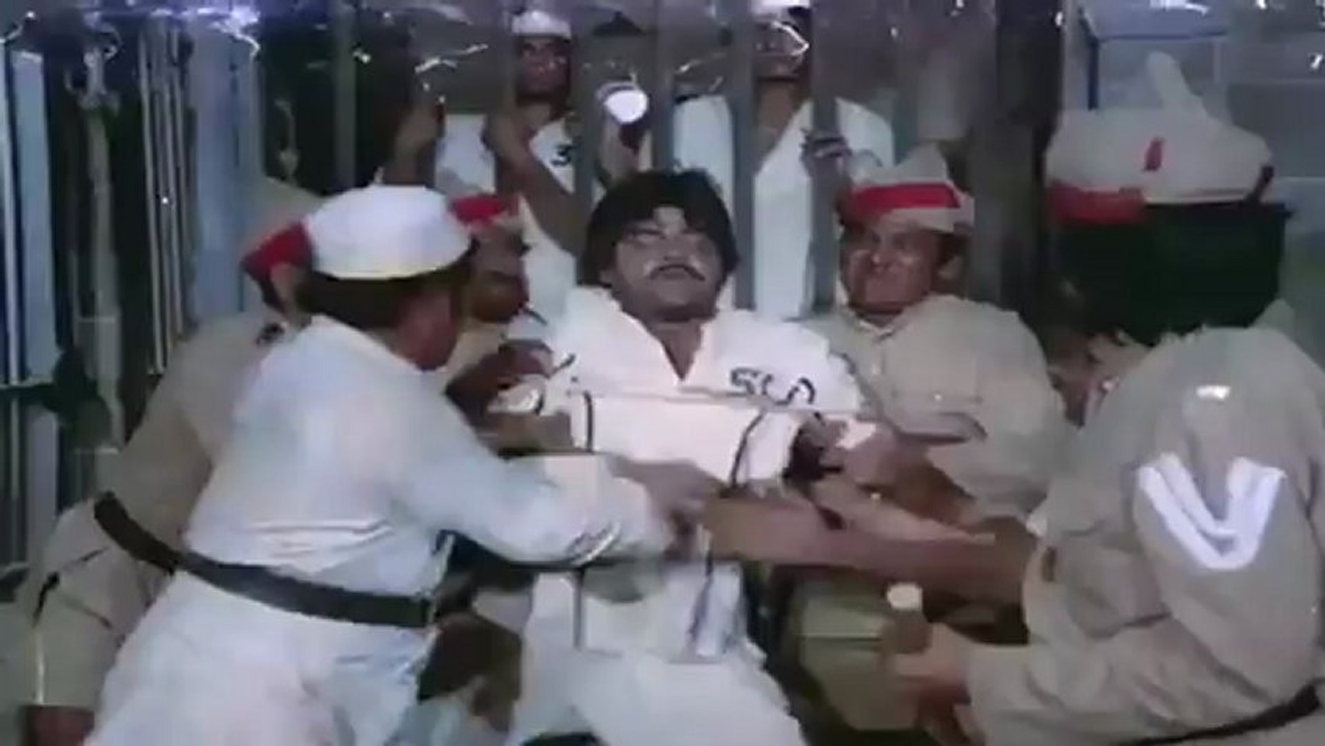 Shatrugan Sinha Comedy action scene from Kalicharan.mp4