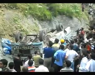 2 killed, 51 injured as school bus falls in gorge.mp4