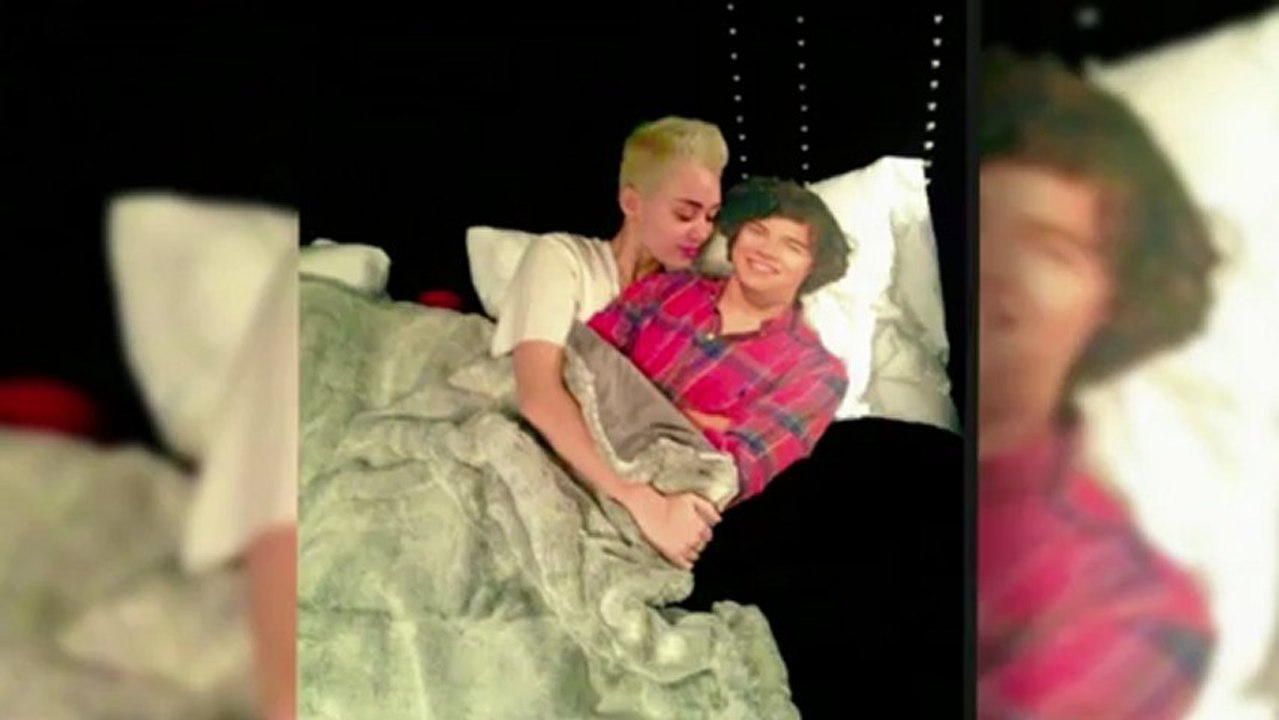 Styles im Bett von Cyrus