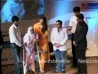 Aishwarya & Abhishek Bachchan at Positive Health Awards 2010..mp4