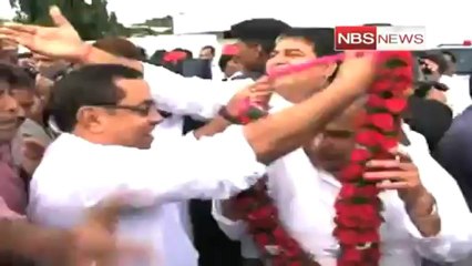 Akhilesh, Mulayam reach Kolkata.mp4